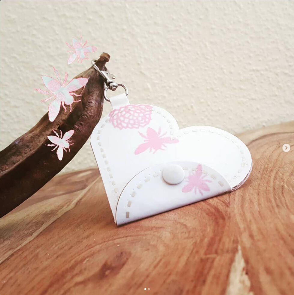 Bild Kunstleder Pouch | Link zum Instagram Post : thejollyboldbee